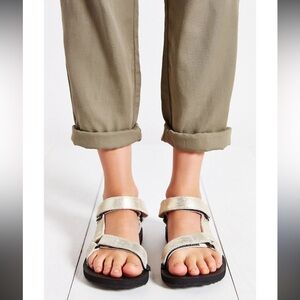 Sole Mate Ladies River Sandals gold size 6 open sole chunky moulded water dry